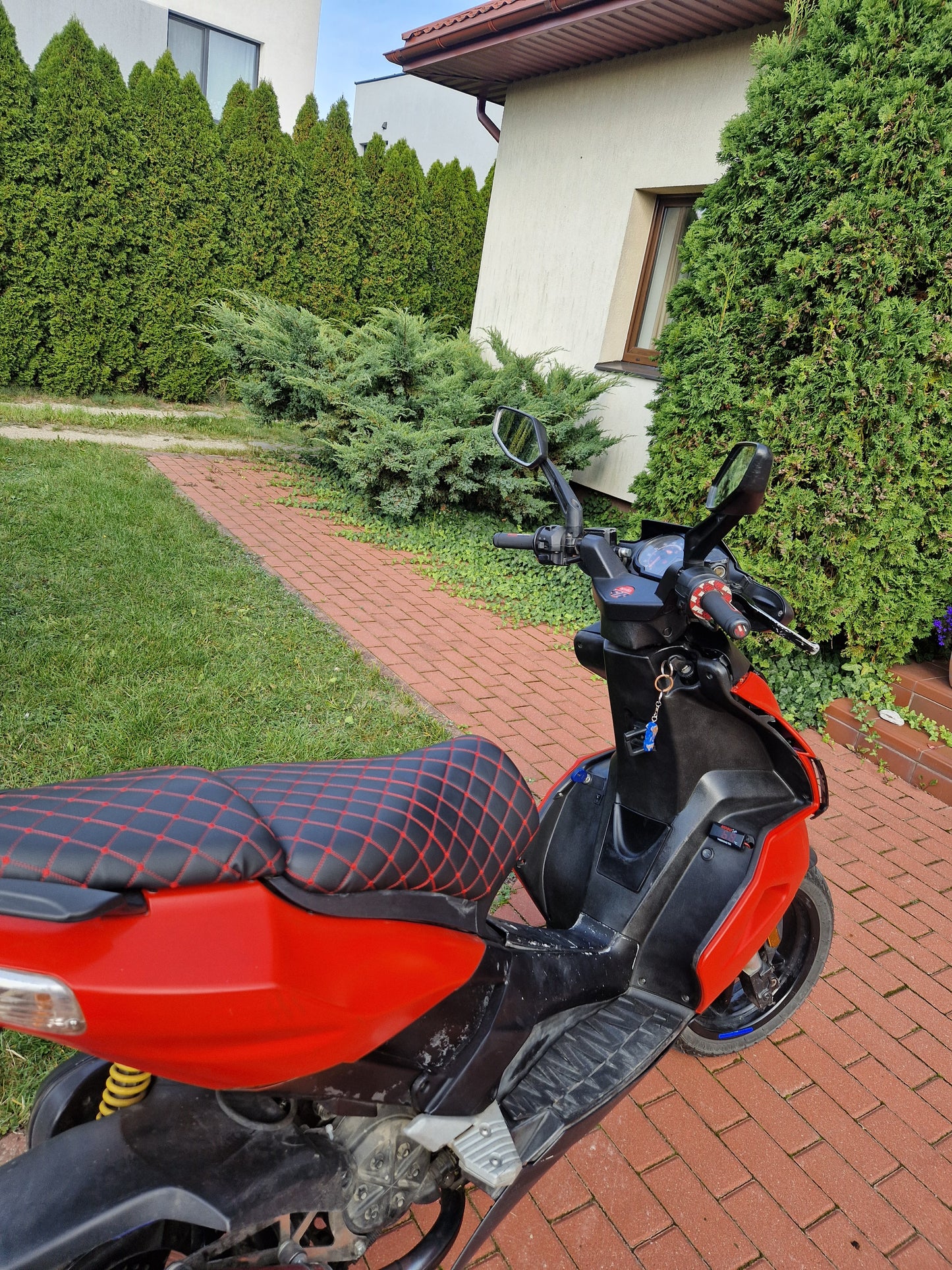 Sėdynės užvalkalas juodas su raudonais rombais